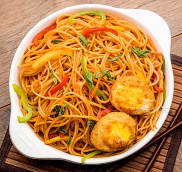 Fried Egg Hakka Noodles